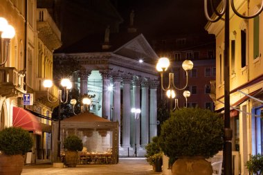 Trentino Alto Adige 'deki Dolomitler üzerine Cimon della Pala mavi gökyüzü arka planı ve alçak sis ile; 27 Aralık' ta Rosetta Refuge 'dan alındı