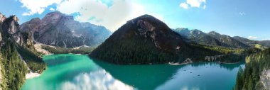 Trentino Alto Adige 'deki Dolomitler üzerine Cimon della Pala mavi gökyüzü arka planı ve alçak sis ile; 27 Aralık' ta Rosetta Refuge 'dan alındı
