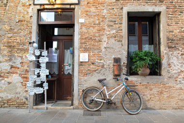 Trentino Alto Adige 'deki Dolomitler üzerine Cimon della Pala mavi gökyüzü arka planı ve alçak sis ile; 27 Aralık' ta Rosetta Refuge 'dan alındı