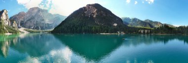 Trentino Alto Adige 'deki Dolomitler üzerine Cimon della Pala mavi gökyüzü arka planı ve alçak sis ile; 27 Aralık' ta Rosetta Refuge 'dan alındı
