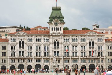 Trieste  e la Torre dell'Orologio in piazza Unita d'Italia con turisti e fontana dei quattro continenti