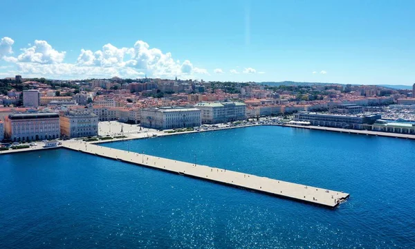 Trentino Alto Adige 'deki Dolomitler üzerine Cimon della Pala mavi gökyüzü arka planı ve alçak sis ile; 27 Aralık' ta Rosetta Refuge 'dan alındı
