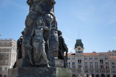 Trieste - Birinci Dünya Savaşı anıtı ya da Birinci Dünya Savaşı ve Saat Anıtı tarihi şehir merkezindeki Piazza Birim d 'Italia' nın anıtı.