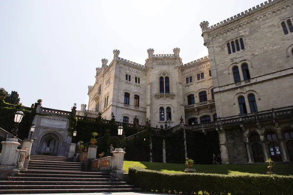 Trentino Alto Adige 'deki Dolomitler üzerine Cimon della Pala mavi gökyüzü arka planı ve alçak sis ile; 27 Aralık' ta Rosetta Refuge 'dan alındı
