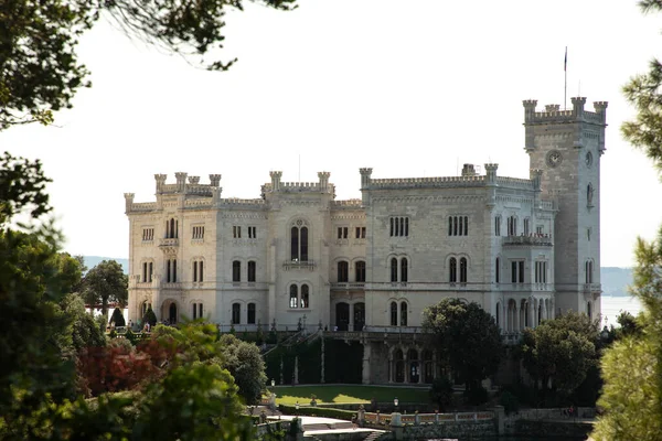 Trieste Point Teki Miramare Kalesi Ilgi Turizm Ziyareti — Stok fotoğraf