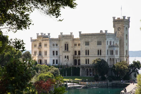 Trieste-Point 'teki Miramare Kalesi' ne ilgi ve turizm ziyareti