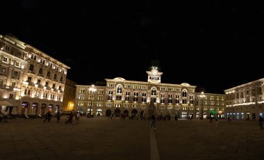 Trentino Alto Adige 'deki Dolomitler üzerine Cimon della Pala mavi gökyüzü arka planı ve alçak sis ile; 27 Aralık' ta Rosetta Refuge 'dan alındı