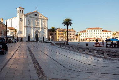Trentino Alto Adige 'deki Dolomitler üzerine Cimon della Pala mavi gökyüzü arka planı ve alçak sis ile; 27 Aralık' ta Rosetta Refuge 'dan alındı