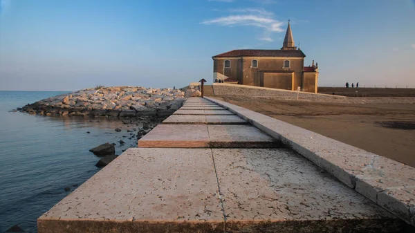 Tapınak Madonna dell 'Angelo mavi gökyüzü arka planında gün batımında görüldü