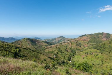 Myanmar'da mavi gökyüzü gününde Kalaw ve Inle Gölü arasındaki dağlarda güzel manzarayatay resim