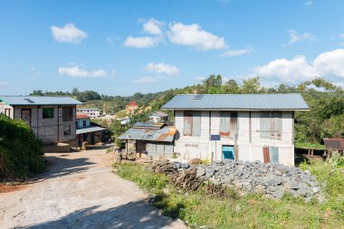 Kalaw, Myanmar - 26 Kasım 2018: Myanmar'da Kalaw'a yakın geleneksel evleri olan küçük köyün yatay resmi