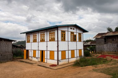 Inle Lake, Myanmar kırsalında geleneksel ve güzel mimari evin yatay resim