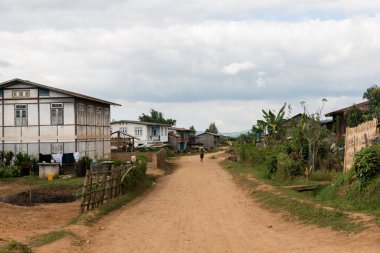Inle Gölü, Myanmar kırsal güzel mimari evler ile geleneksel köyün yatay resim
