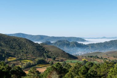 Myanmar'ın turistik destinasyonu Inle Gölü'ne yakın sabah sisi sırasında vadinin güzel manzarasının yatay görüntüsü