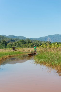 Inle Lake, Myanmar - 28 Kasım 2018: Myanmar'da güneşli bir günde Inle Gölü'nde seyreden yerel balıkçıların dikey resmi