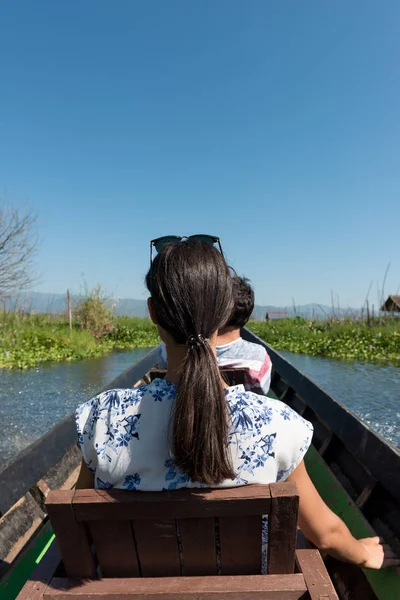 Vertikální Obrázek Turistů Kteří Dřevěném Křesle Člunu Nacházejí Inle Lake — Stock fotografie