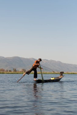 Inle Lake, Myanmar - 28 Kasım 2018: Inle gölünde yerel teknikle balık avlamak için birmanya balıkçılarının dikey resmi, Myanmar