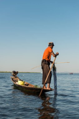 Inle Lake, Myanmar - 28 Kasım 2018: Inle gölünde geleneksel tekniği kullanan yerel balıkçıların dikey resmi, Myanmar