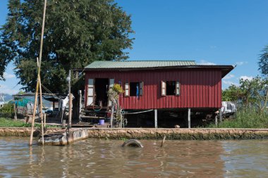 Inle Lake, Myanmar - 28 Kasım 2018: Myanmar'ın Inle gölündeki geleneksel birmanya binasının tekne görünümünden yatay resim