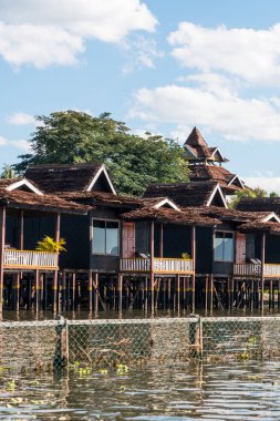 Inle gölü, Myanmar bulunan su üzerine inşa edilmiş geleneksel birmanya mimari evlerin dikey resim