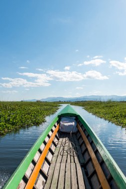 Inle Gölü, Myanmar dönüm noktası doğanın ortasında yelken tur tekne dikey resim