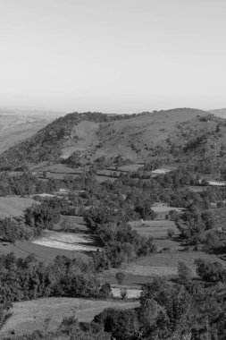 Myanmar'da turistik bir yer olan Inle Gölü'ne yakın tarla ve dağların siyah beyaz resmi