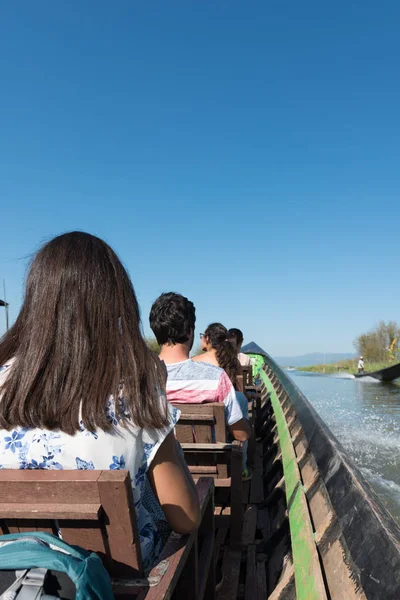 Vertikální Obrázek Skupiny Cizinecké Turistů Během Výletu Lodí Inle Lake — Stock fotografie