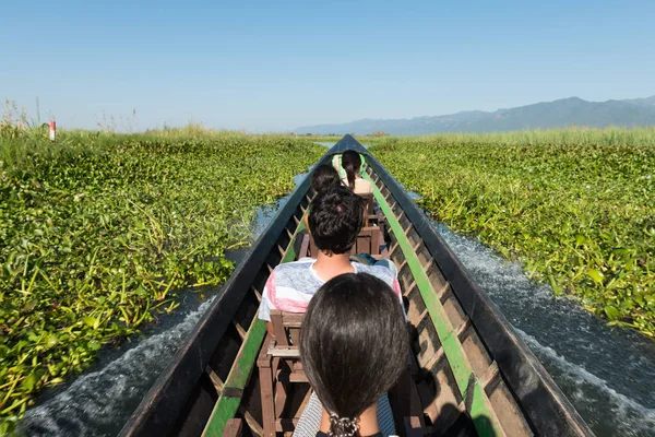 Horizontální Obrázek Skupiny Cizinecké Turistů Během Výletu Lodí Inle Lake — Stock fotografie