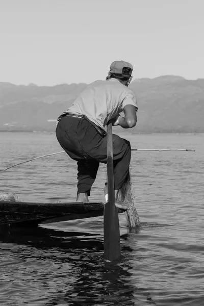 Inle Lake Янма Листопада 2018 Чорно Біла Картина Місцевого Рибалки — стокове фото