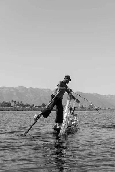 缅甸因勒湖 2018年11月28日 在缅甸因勒湖 当地渔民用传统技术用腿用腿划桨捕鱼的黑白照片 — 图库照片