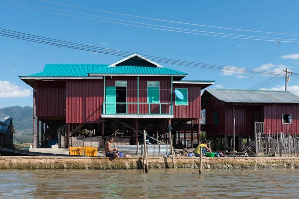 Inle Lake Myanmaru Listopadu 2018 Širokoúhlý Obraz Tradiční Barmského Domu — Stock fotografie