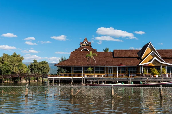 Širokoúhlé Obrázky Úžasné Místní Barmské Architektury Vybudovaný Nad Vodou Ležící — Stock fotografie