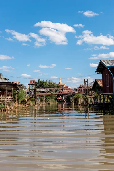 Inle Lake Myanmaru Listopadu 2018 Vertikální Obraz Poklidných Vod Místní — Stock fotografie