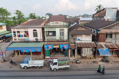 Hpa-An, Myanmar - 18 Kasım 2018: Hpa-An, Myanmar'ın bina ve caddelerinin tepesinden yatay resim