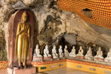 Hpa-An, Myanmar - 19 Kasım 2018: Myanmar'ın Hpa-An bölgesinde bulunan Kaw Ka Thaung Mağarası'nın içinde farklı Buddha heykellerinin yatay resmi