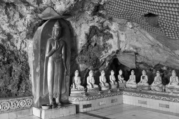 Hpa Myanmar Listopad 2018 Černobílý Obraz Různých Soch Buddhů Uvnitř — Stock fotografie