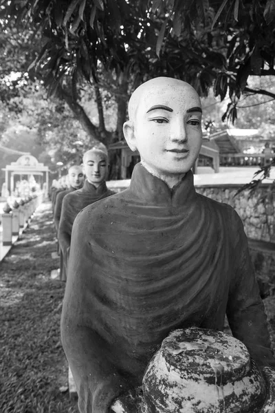 Imagem Preto Branco Estátuas Monges Símbolo Oferta Caverna Kaw Thaung — Fotografia de Stock