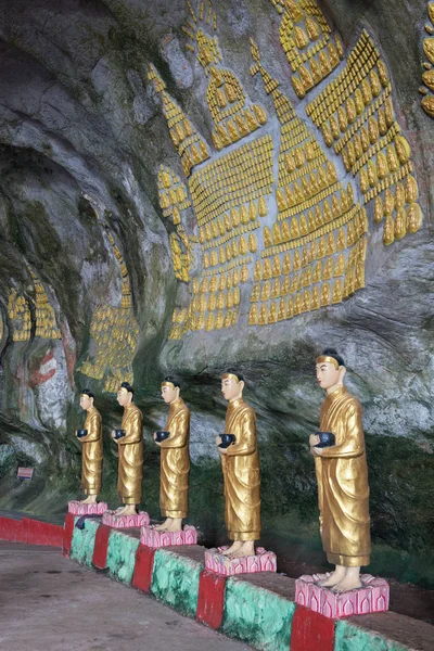 Hpa ミャンマー 2018年11月19日 ミャンマーのサダン洞窟内の僧侶像と美しい装飾壁の垂直絵 — ストック写真