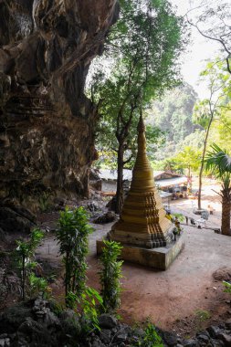 Hpa-An, Myanmar - 19 Kasım 2018: Sadan Mağarası'nın dış cephesinin doğa ve pagoda ile dikey resmi, Hpa-An'ın önemli simgesi, Myanmar