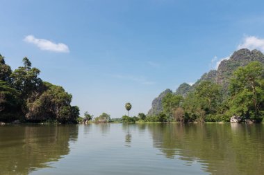 Hpa-An, Myanmar Sadan Mağarası'nın dış sakin su ve ağaçlar ile güzel doğanın yatay resim
