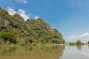 Hpa-An, Myanmar'daki Sadan Mağarası'na yakın dağlardaki geniş açılı resim ağaçları ve sakin su nehri