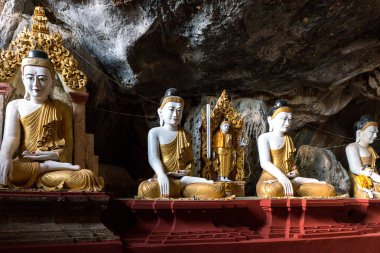 Hpa-An, Myanmar - 19 Kasım 2018: Kaw Goon Mağarası'nın iç kesimlerinde Buda heykellerinin yatay resmi, Hpa-An'ın simgesi, Myanmar
