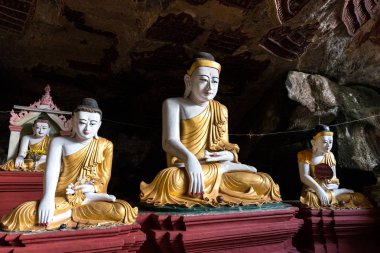 Hpa-An, Myanmar - 19 Kasım 2018: Kaw Goon Mağarası'nın iç mekanlarındaki güzel Buda heykellerinin yatay resmi, Hpa-An'ın simgesi, Myanmar