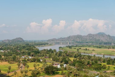 Hpa-An, Myanmar çevresinde Thanlwin Köprüsü ve doğa inanılmaz görünümü yatay resim