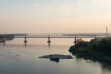 Hpa-An'da gün batımında pastoral bir an. Yukarıdan, nehrin üzerindeki güzel Thanlwin Köprüsü..
