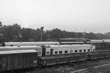 Thazi, Myanmar - 23 Kasım 2018: Myanmar'da bulunan Thazi tren istasyonunda trenler üzerinde gün doğumunun siyah beyaz resmi