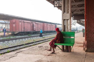 Thazi, Myanmar - 23 Kasım 2018: Myanmar'da bulunan gün doğumu saatinde Thazi tren istasyonunda ki insanların yatay resmi