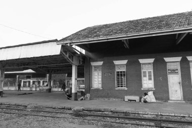 Thazi, Myanmar - 23 Kasım 2018: Myanmar'daki güzel Thazi tren istasyonunun siyah beyaz resmi