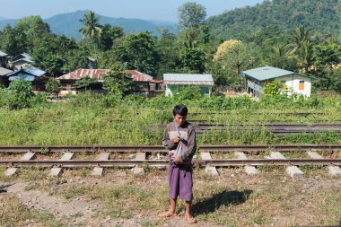 Kalaw, Myanmar - 23 Kasım 2018: Myanmar, Kalaw yakınlarındaki küçük bir köyde geleneksel giysiler giyen burmalı bir adamın yatay resmi