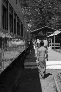 Kalaw, Myanmar - 23 Kasım 2018: Myanmar, Kalaw 'daki tren peronunda yerel Burmalıların siyah ve beyaz resimleri